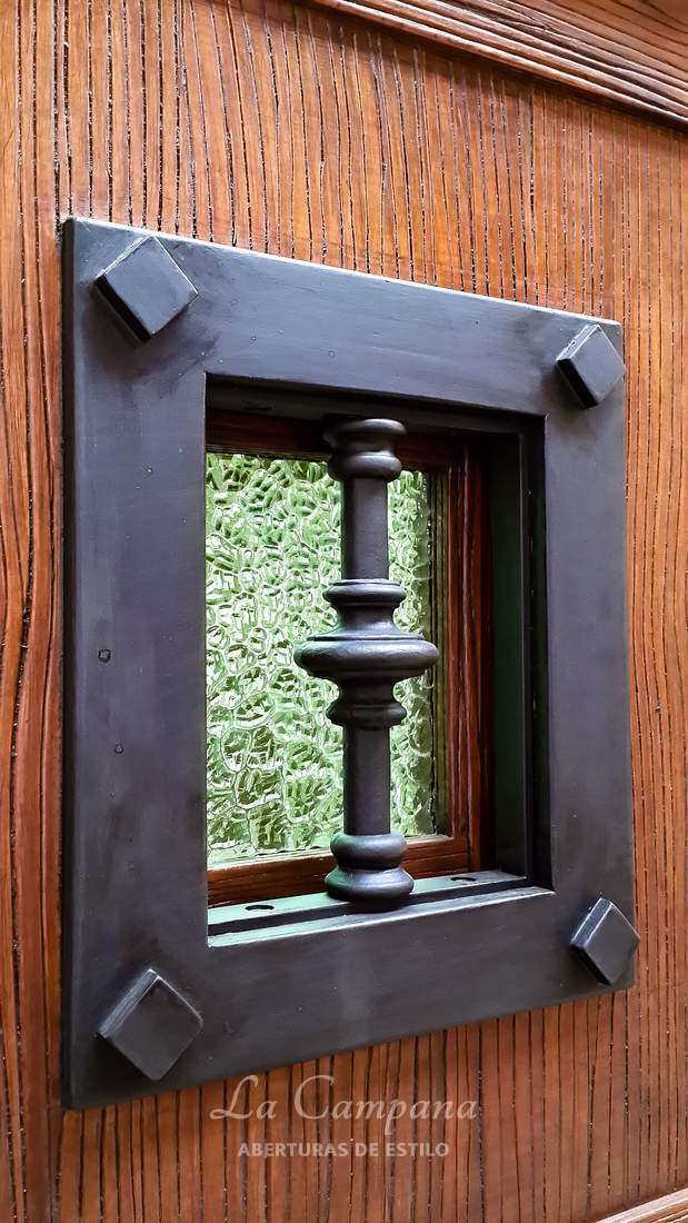 Puerta madera maciza con vidrio
